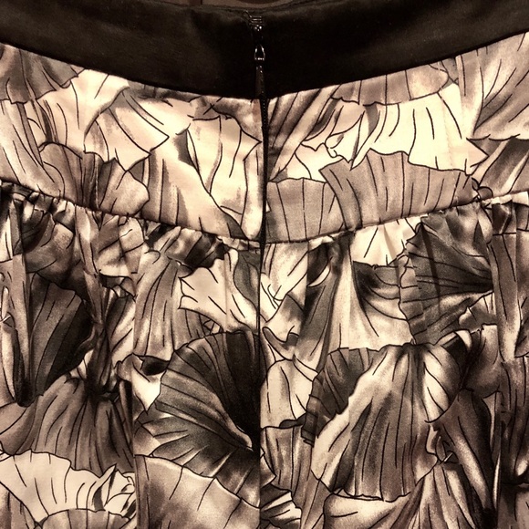 BCBG Maxazria Black/Gray/White Shell Pattern Skirt - Picture 6 of 8